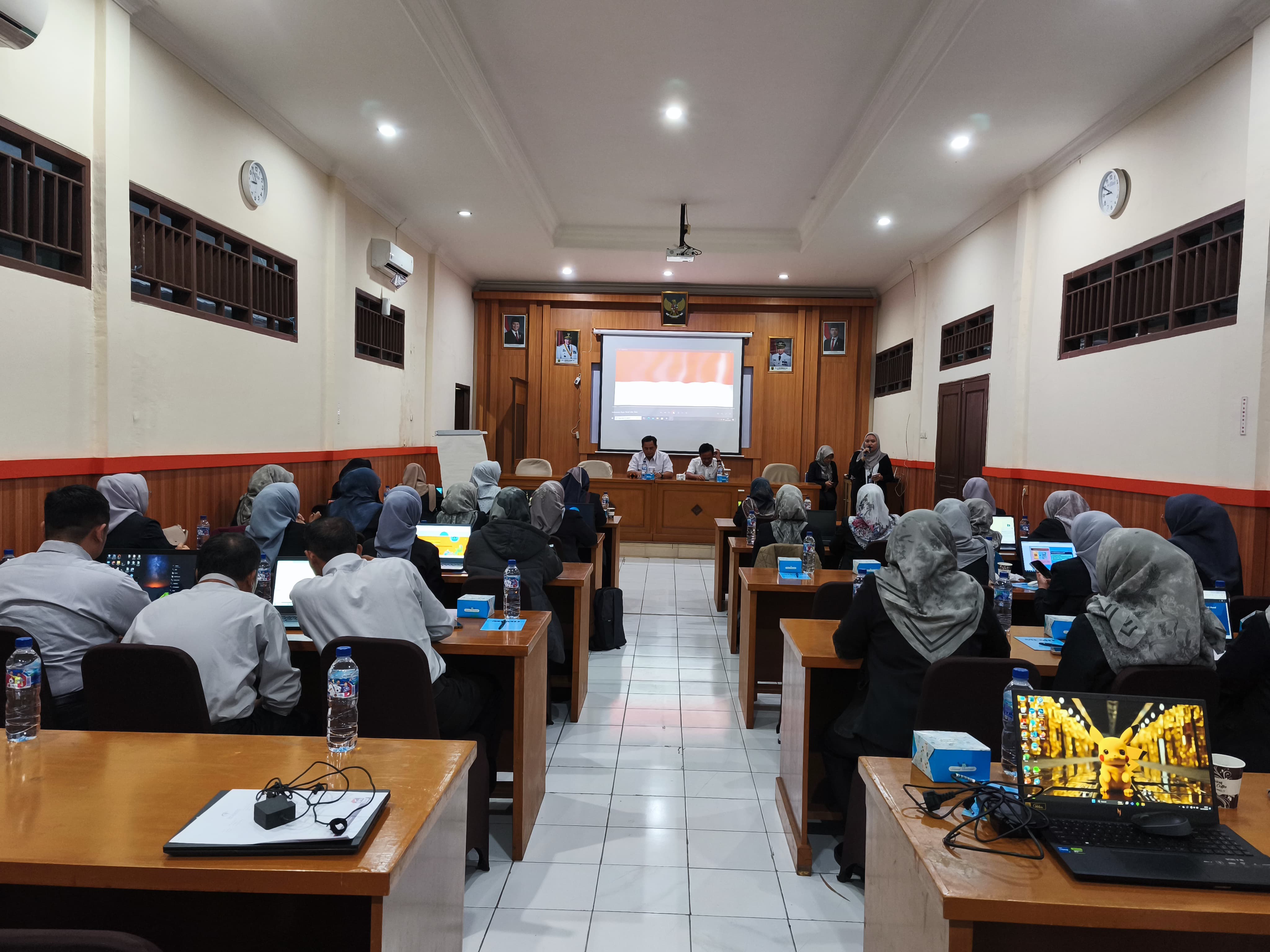Sosialisasi Aplikasi INDRY dan Akuntansi Biaya di Tengah Hujan, Perumda BPR Sukabumi Sukses Gelar Pelatihan